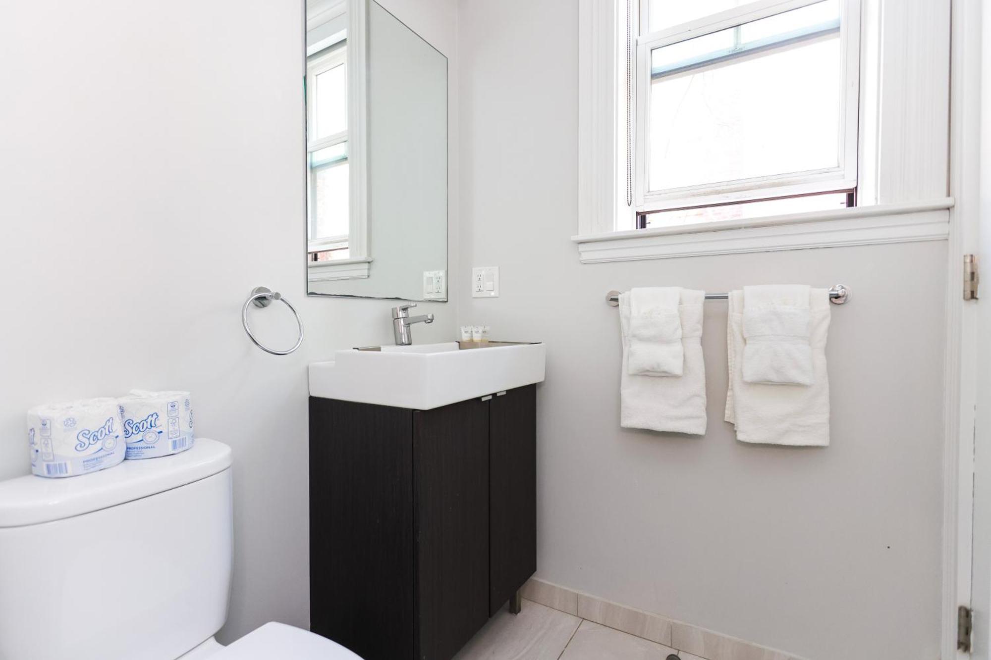 A Stylish Stay W/ A Queen Bed, Heated Floors.. #36 بروكلاين المظهر الخارجي الصورة